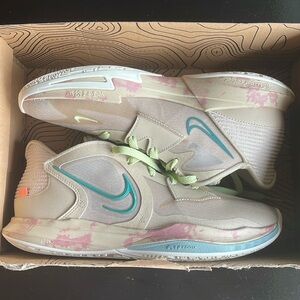 Kyrie low 5 size 9.5